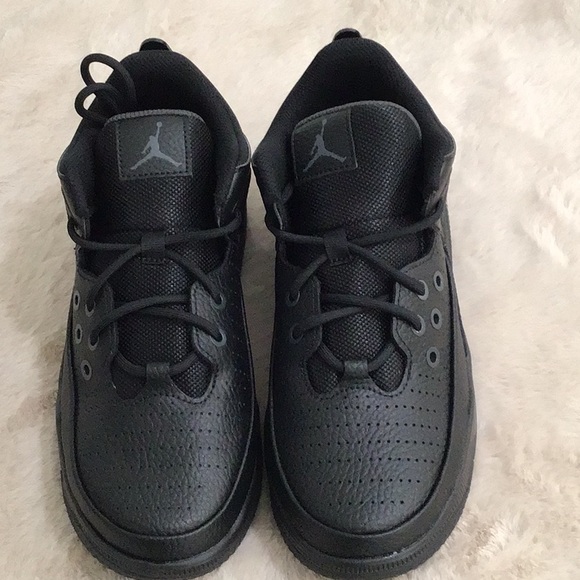 🆕 JORDAN Boys Max Aura 5 GS Classic Sneakers Black/Anthracite/Black - Picture 2 of 15